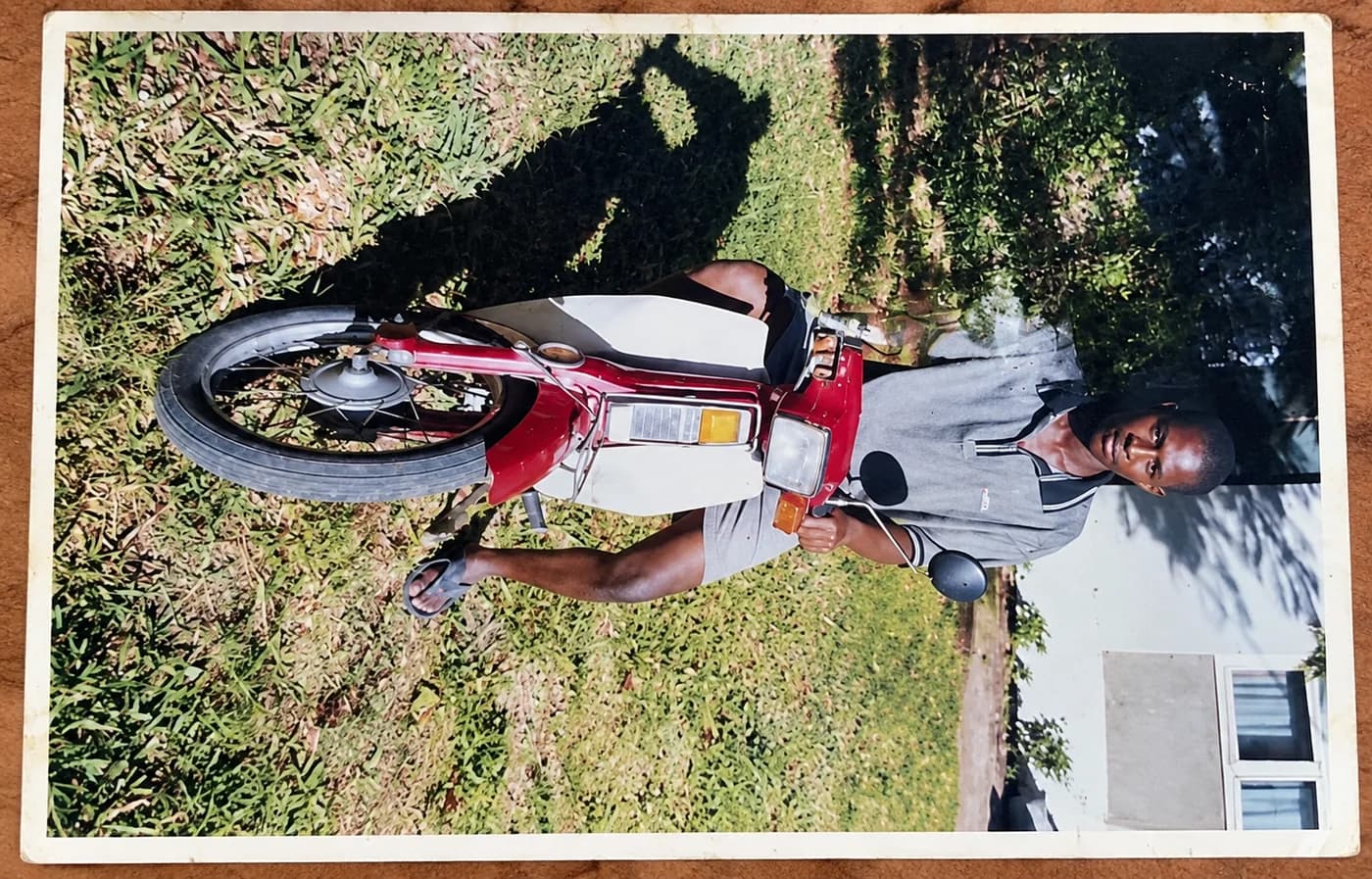 Fotografia de arquivo de um jovem junto de uma motorizada